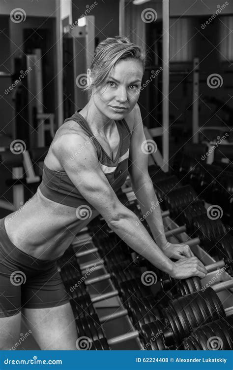 Belle Blonde Dans Le Gymnase Photo Stock Image Du Adulte Fille 62224408