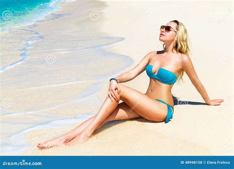 Mooie Jonge Vrouw In Bikini Op Een Tropisch Strand Stock Foto Image Of Persoon Oceaan