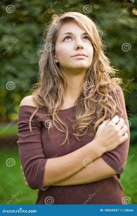 Jeune Fille Magnifique De Brunette En Nature Image Stock Image Du Attrayant Nature