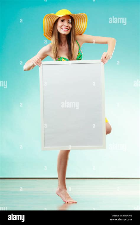 Vacances T Et Publicit Concept Femme Portant Chapeau Jaune Et Le Bikini Holding Blank