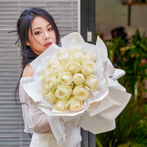 Pretty Young Things Elegant White Rose Bouquet In Sydney