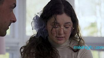 Le recuerda a su joven y linda novia por qué está con él XVIDEOS