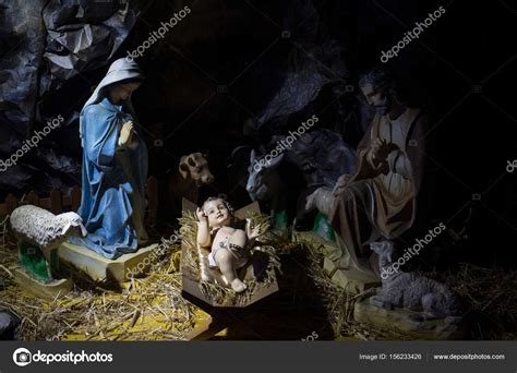 Niño Jesús acostado en el pesebre en la cueva fotografía de stock