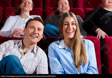 Paar Und Andere Leute Im Kino Lizenzfreies Bild 6254401