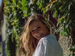 Live Sex Chat With Shiny Lily At BongaCams