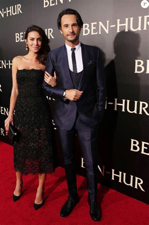 Rodrigo Santoro e Mel Fronckowiak vestem Dolce&Gabbana em première em