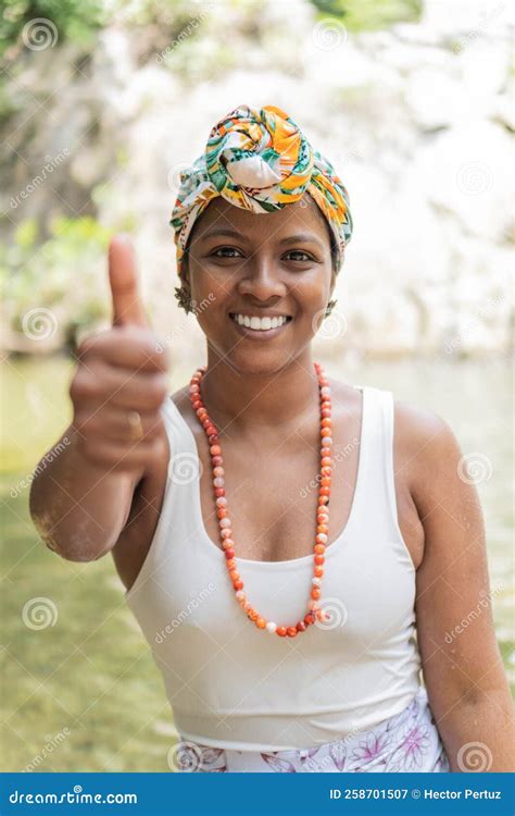 Retrato De Una Joven Latina Con Ropa Tradicional Imagen De Archivo Imagen De Desgaste