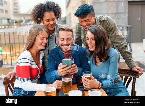 Hombres Reunidos Alrededor Fotografías E Imágenes De Alta Resolución