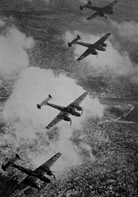 Немецкие истребители-бомбардировщики Bf.110 в полете над южной Англией ...