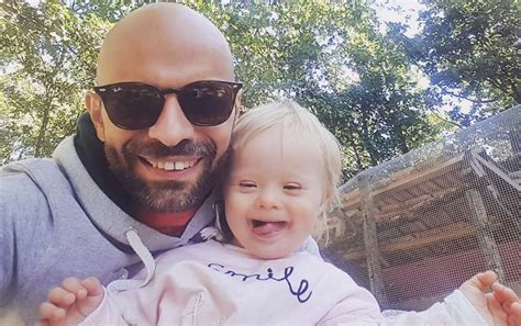 A história do gay solteiro que adotou bebê síndrome de Down rejeitada por famílias