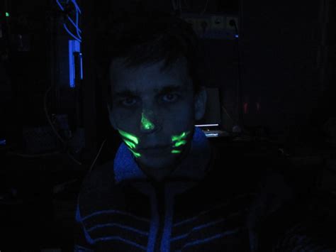 Химия и Химики № 1 2012. Опыты с ультрафиолетовым светом (лампа Вуда)