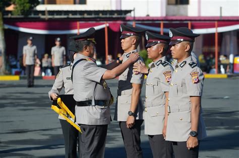 KAPOLDA JABAR PIMPIN UPACARA PENUTUPAN PELANTIKAN DAN PENGAMBILAN