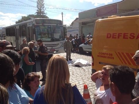 G1 Idosa morre após ser atropelada por ônibus em Resende RJ