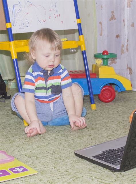 Leuke Grappig Weinig Babyjongen Met Het Lange Blonde Krullende Haar Spelen Op Computer En