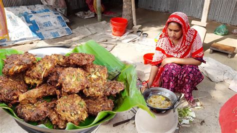 শীতের সন্ধ্যায় এরকম গরম গরম বাঁধাকপি ও পেঁয়াজের পকোড়া থাকলে আর কি