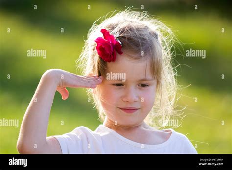 Portrait Of Cute Petite Fille Blonde Dr Le Avec De Beaux Yeux Gris Et Rose Rouge Dans Les
