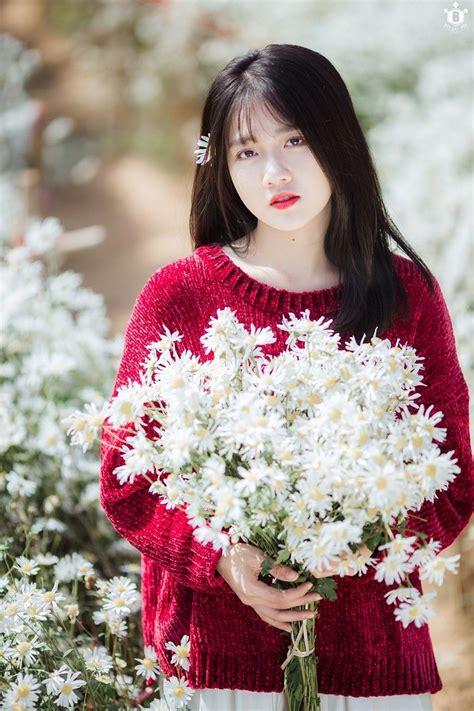 Hot girl Reuters Kiều Trinh lại gây thương nhớ với bộ ảnh bên cúc họa mi Báo Dân trí