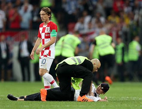 Pussy Riot Se Responsabiliza Por Invas O No Campo Na Final Da Copa Do Mundo Revista Marie