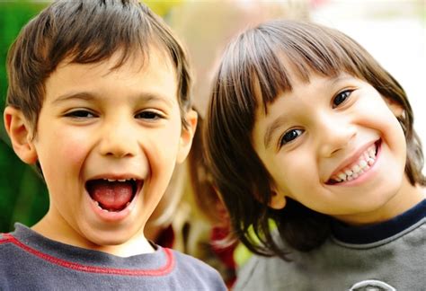 Felicidad sin límite niños felices juntos al aire libre caras