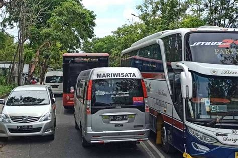 Banyak Mobil Parkir Di Badan Jalan Akses Jalan Pratama Raya Tersendat
