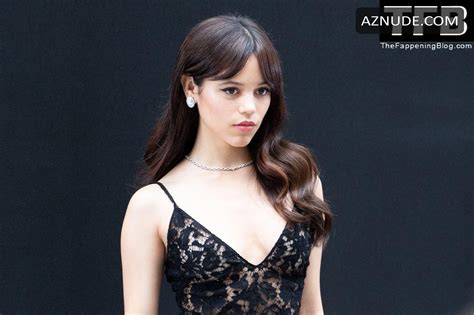 Jenna Ortega Sexy Seen Flaunting Her Hot Cleavage At The Valentino
