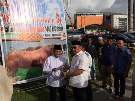 Serahkan Hewan Kurban Gubernur Maluku Ajak Warga Pahami Makna