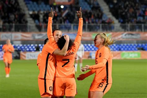 Lineth Beerensteyn Draagt Goal In Oefenduel Oranje Leeuwinnen Op Aan Overleden Moeder Foto Bd Nl