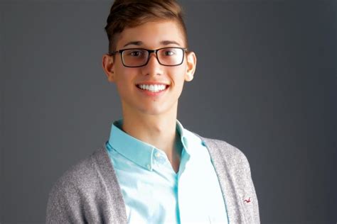 Scoprono che è gay e lo cacciano di casa continua a studiare grazie ad una colletta