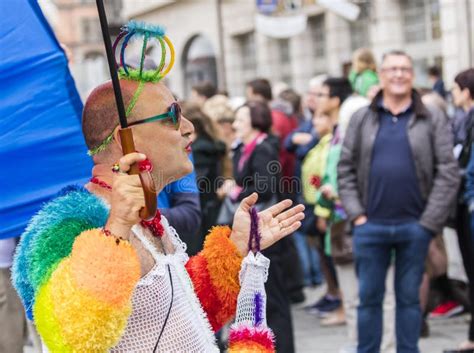En Hårig Man I En åtsittande Rosa T skjorta Som Deltar I Gay Pride Ståtar Också Bekant