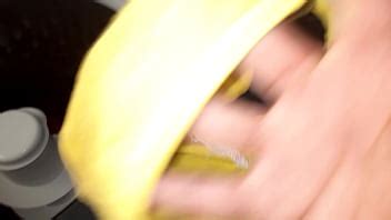 Oliendo las bragas de la cuñada XVIDEOS