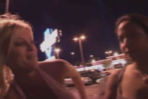 Due Troie Milf Si Mettono A Carponi Per Farsi Scopare Da Un Cazzo Xhamster