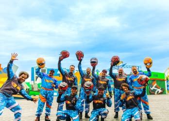 Beto Carrero comemora 2 mil apresentações do Hot Wheels Epic Show e presenteia os pilotos