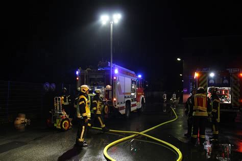 Fw Mettmann Unklare Feuermeldung Mit Starker Rauchentwicklung In