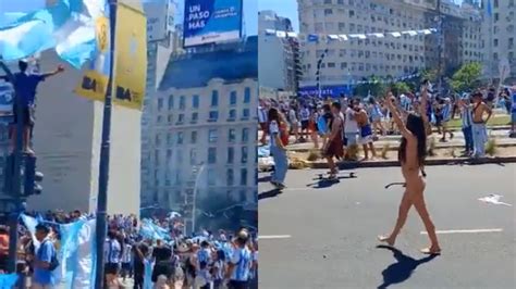 En plena calle Joven desfiló desnuda en festejo por la Copa del Mundo