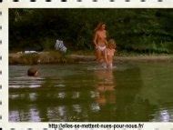 Naked Valerie Dumas In Une Glace Avec Deux Boules