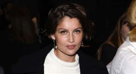 Laetitia Casta nude look alla sfilata a Parigi la gonna è inesistente