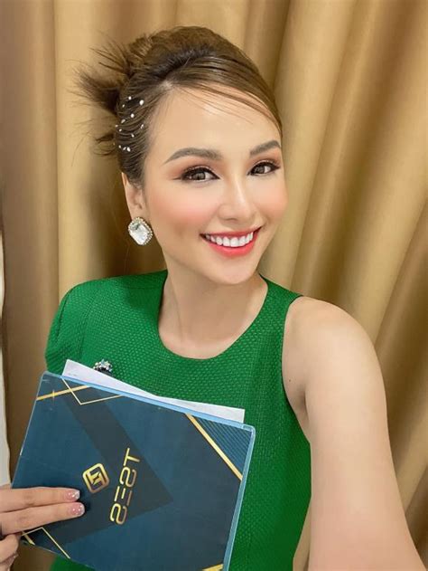 Hoa H U Di M H Ng Khoe H Nh Th C C Nh V I Bikini M Nh