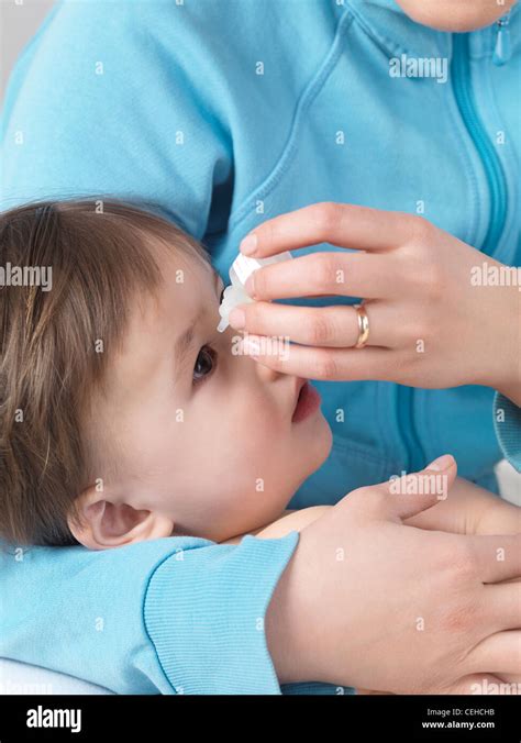 Madre Dando A Su Hijo De Dos A Os Gotas Para Los Ojos Fotograf A De