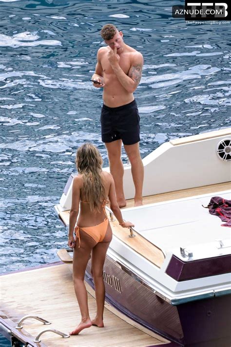 Katherine Pilkington Sexy Seen Flaunting Her Hot Bikini Body On A Boat In Capri AZNude
