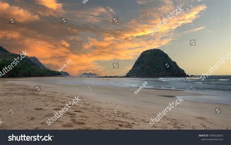gambar pantai pulau merah - Paul North