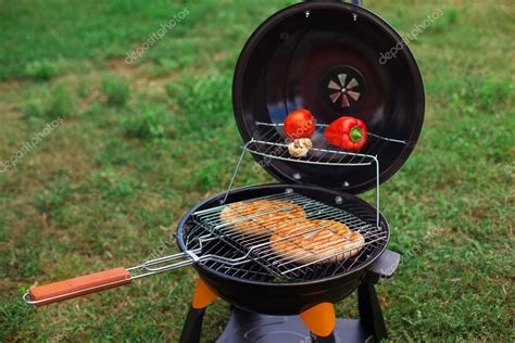 Vers vlees en groenten op buitengrill — Stockfoto © dimabl #63463699