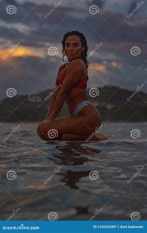 Latina Sentada Encima De Su Tabla De Surf Imagen De Archivo Imagen De Deporte Hembra