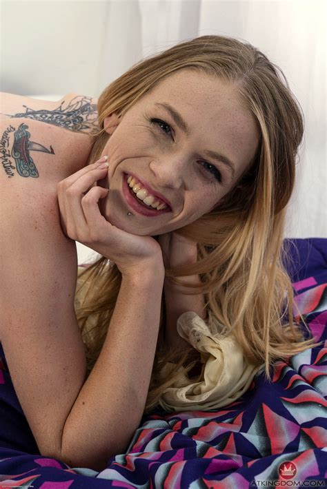 Skinny Mature Slut Violet Storm Spreads Her Hairy Pussy On The Bed CoedCherry