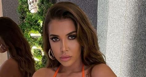 8 Hot Sexy Andra Volos Bikini Pics