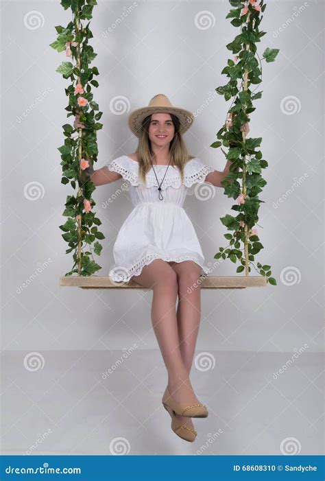 La Belle Jeune Blonde Aux Longues Jambes Dans Une Peu De Robe Blanche Et Chapeau De Cowboy Blanc