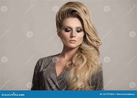 Blonde Frau Mit Dem Langen Gelockten Sch Nen Haar Graues Kleid Des Funkelns Stockfoto Bild Von