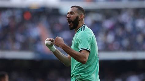 Бензема е подписал нов договор, твърди AS