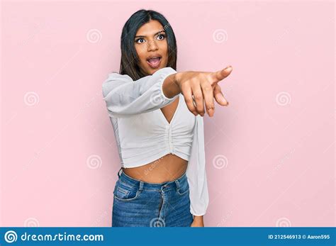 Jovem Transexual Latina Vestindo Roupas Casuais Apontando O Dedo Surpreendido Diante Boca
