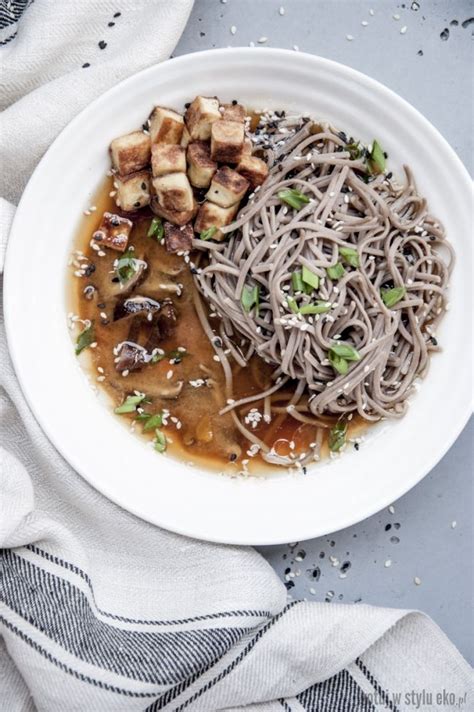 Zupa miso z makaronem gryczanym shitake i smażonym tofu Przepisy