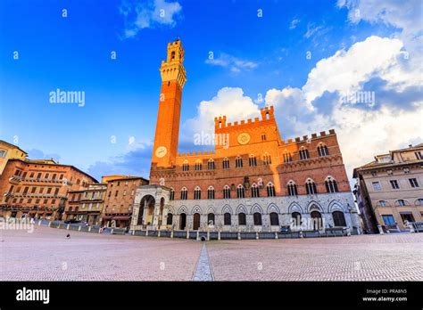 Piazza Del Duomo Siena Hi Res Stock Photography And Images Alamy